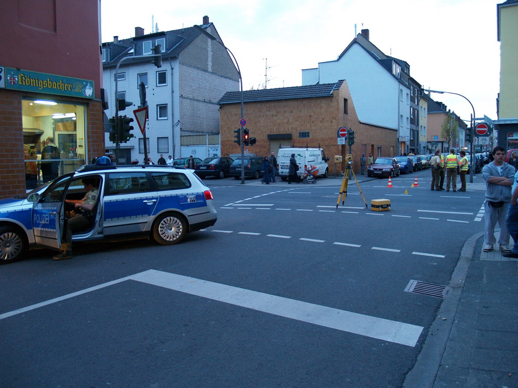 VU Fussgaenger angefahren schwer verletzt Koeln Gremberg Rolshoverstr P01.JPG